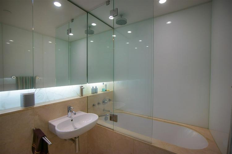 Shower Bathroom Glass Partition of Restroom Stall