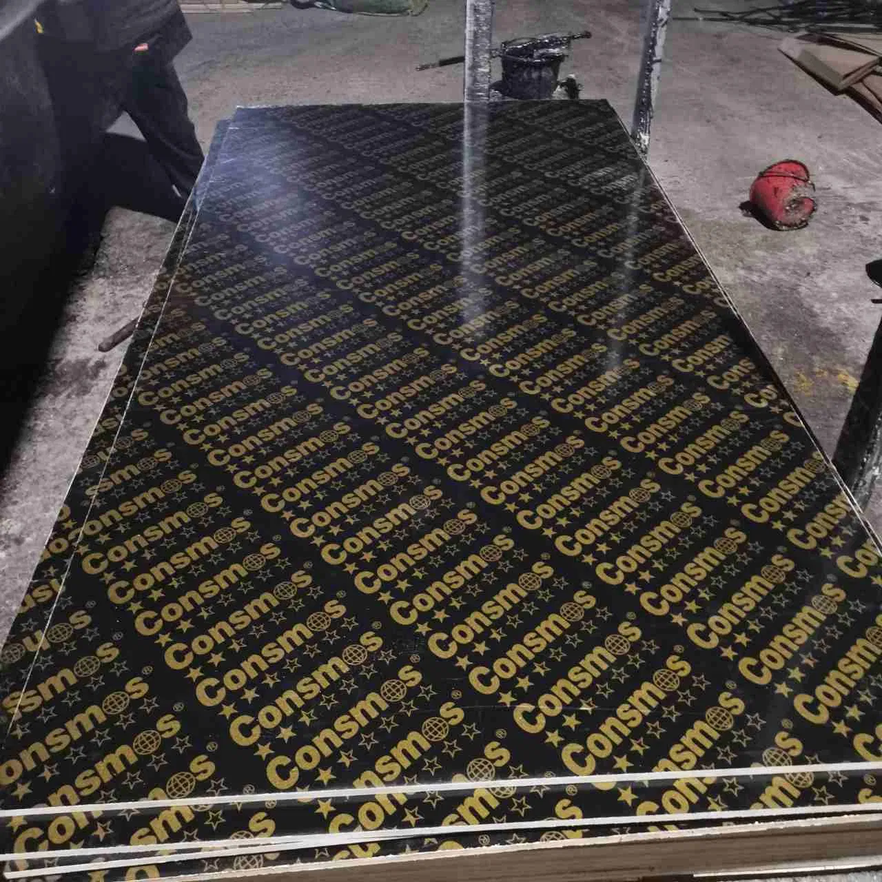 Linyi Consmos Factory Construction Plywood 18mm Film Faced Plywood