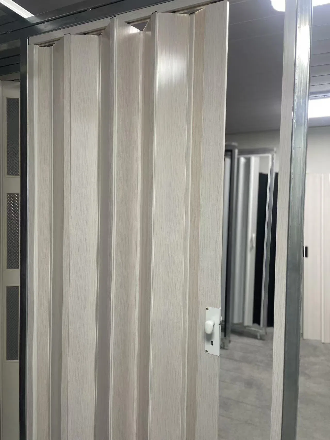 China Manufacture Excellent Interior PVC Sliding Folding Door for Kitchen /Bathroom/Commercial Market 203X86mm by 10/11/12mm Thickenss