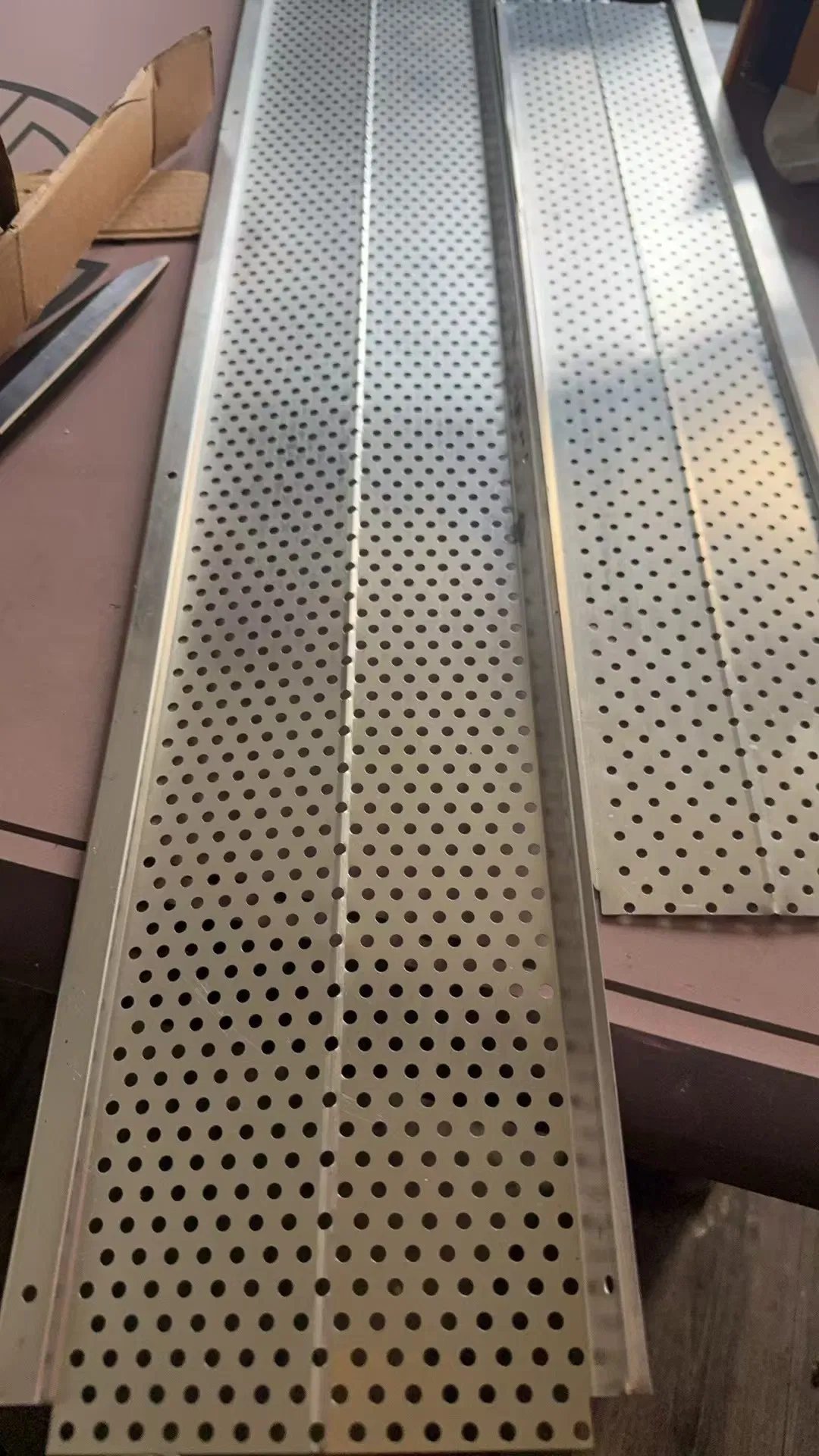 Factory Price Customized 5"6'' Hidden Gutter Hanger with Clip Quick Screw Gutter Hanger