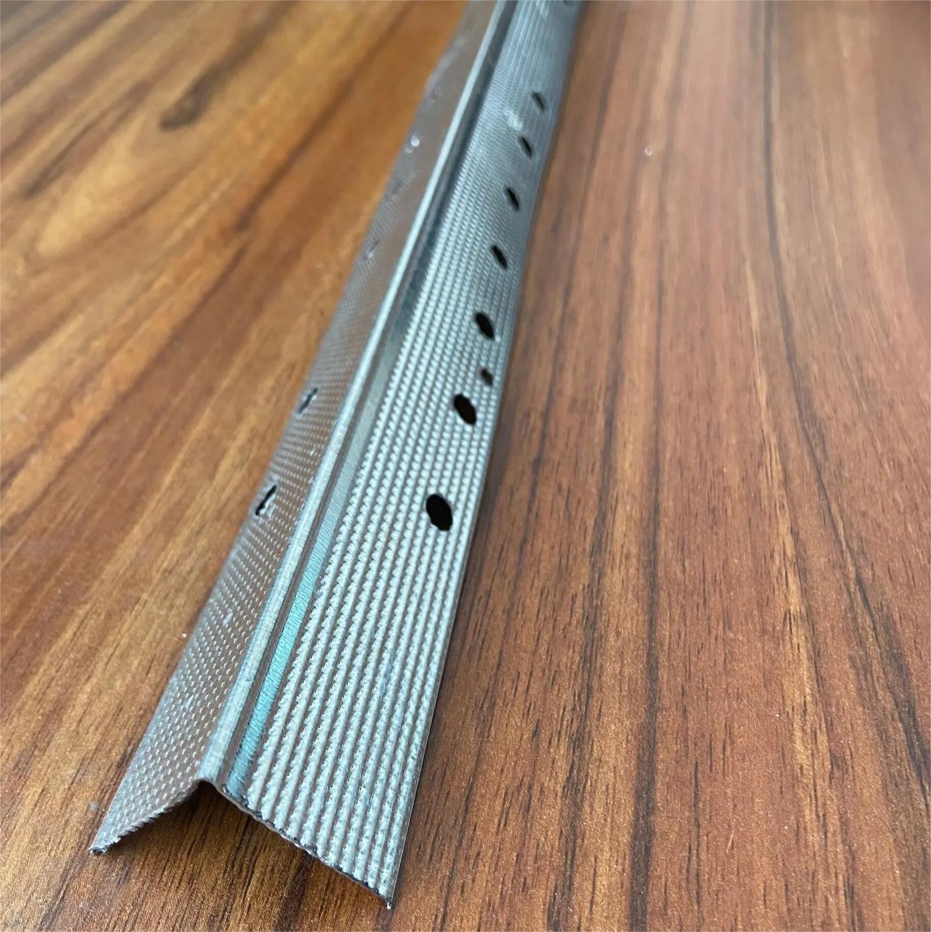 Durable Galvanized Steel Corner Bead for Wall Plastering Protection