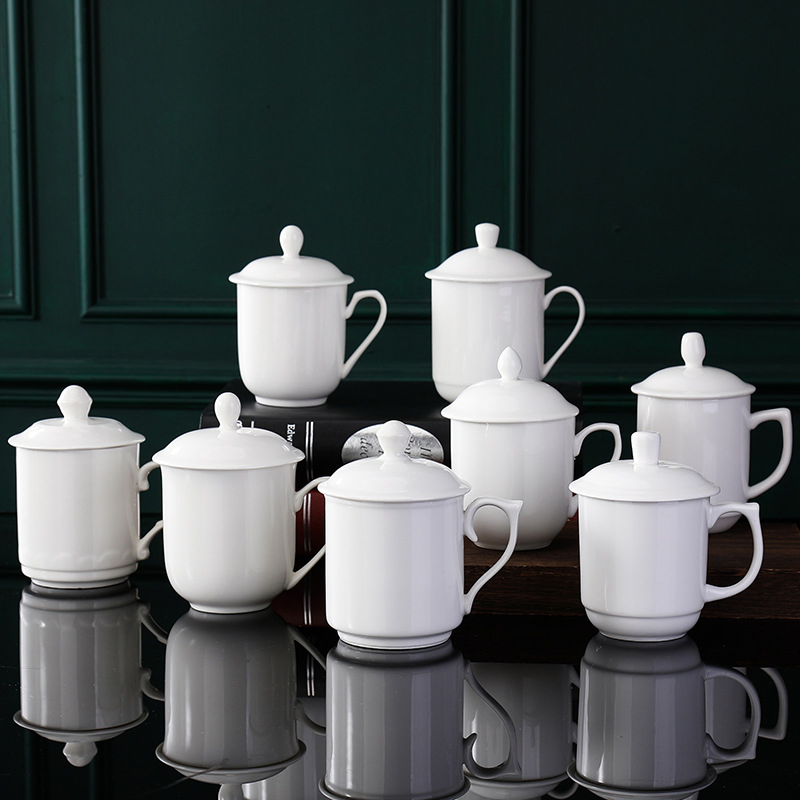 Минималистичная керамическая чашка для подарка