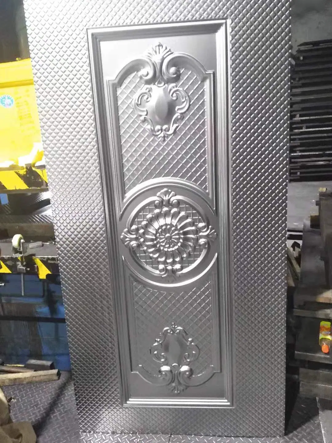 Наружная металлическая дверь с защитной панелью