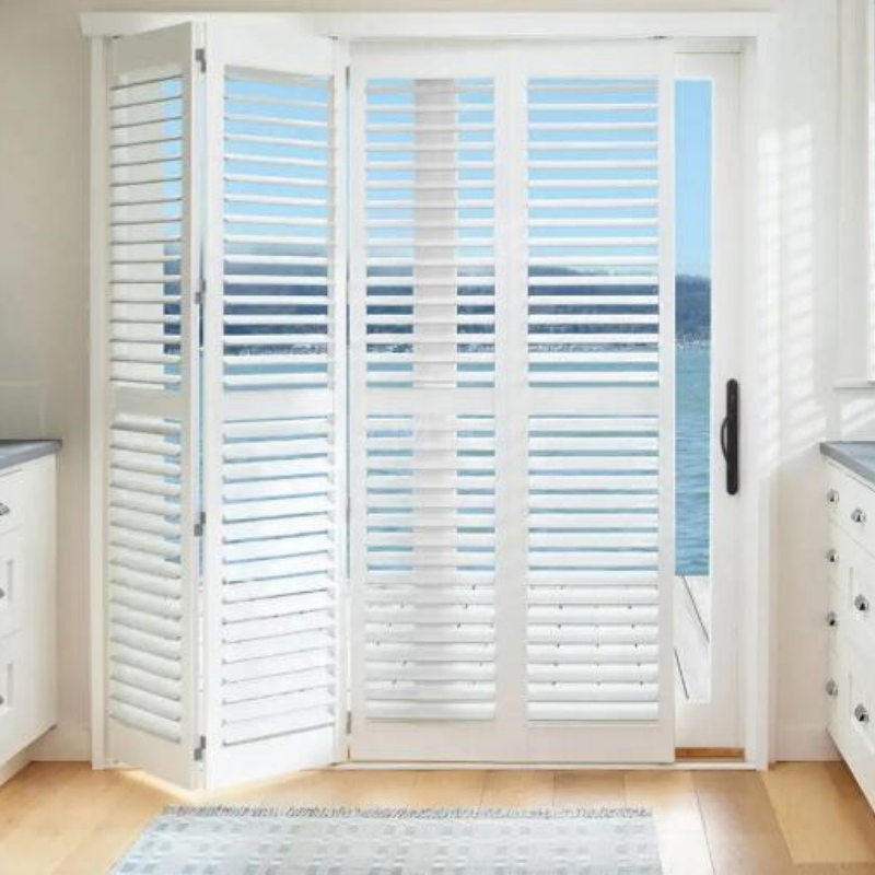 White Painting Interior Custom Window Shutter Wood Plantation Shutters