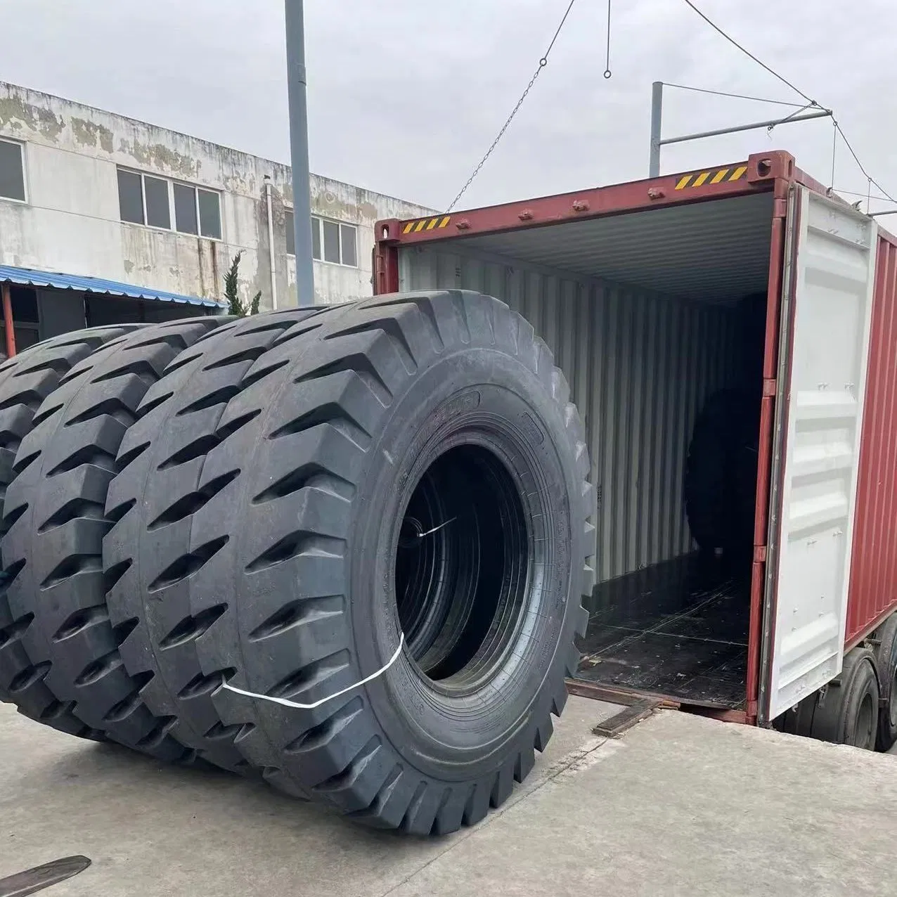 Шины E3/L3 OTR для спецтехники: погрузчики, грейдеры, карьерные самосвалы