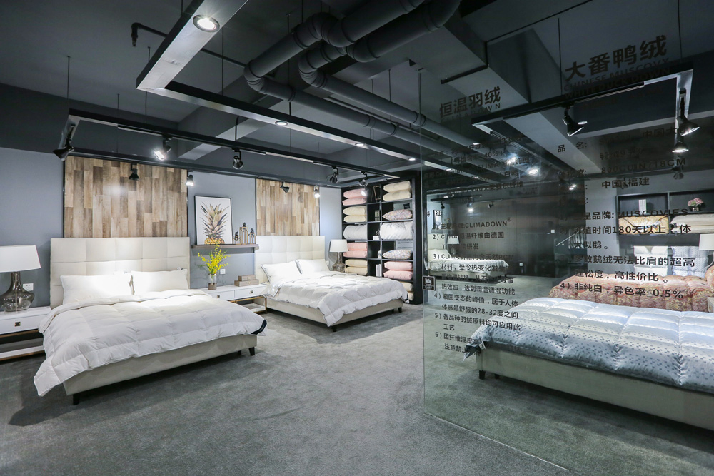 Luxurious All-Season Down Comforter for Cozy Sleep Experience