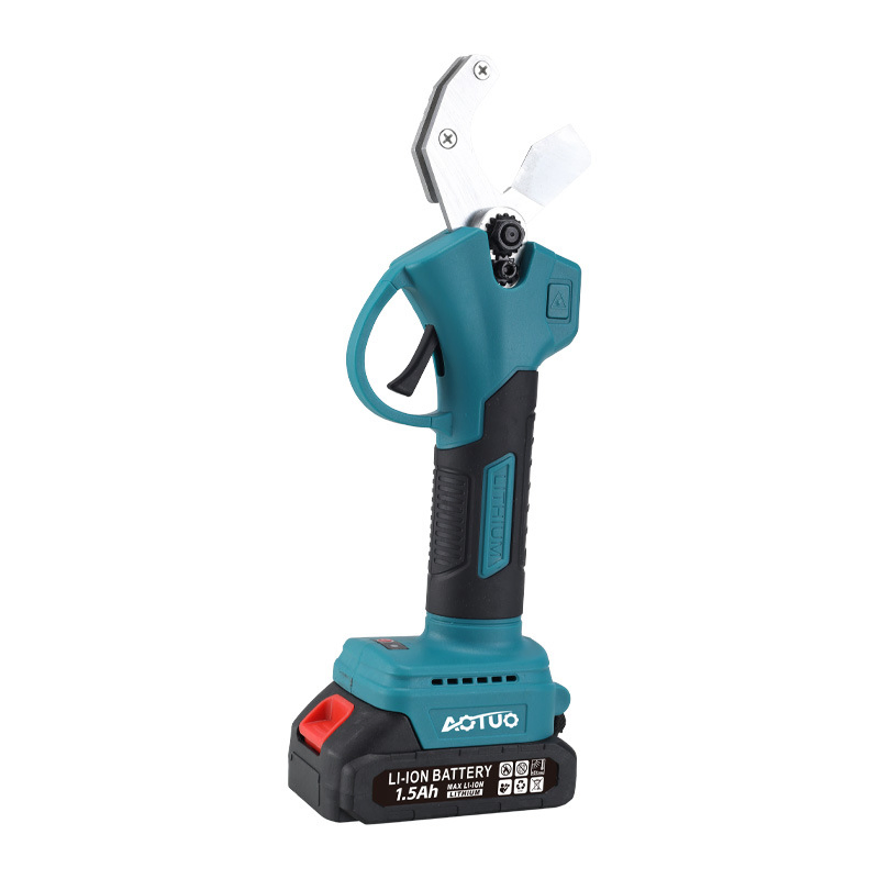 Аккумуляторный труборез для точной резки труб