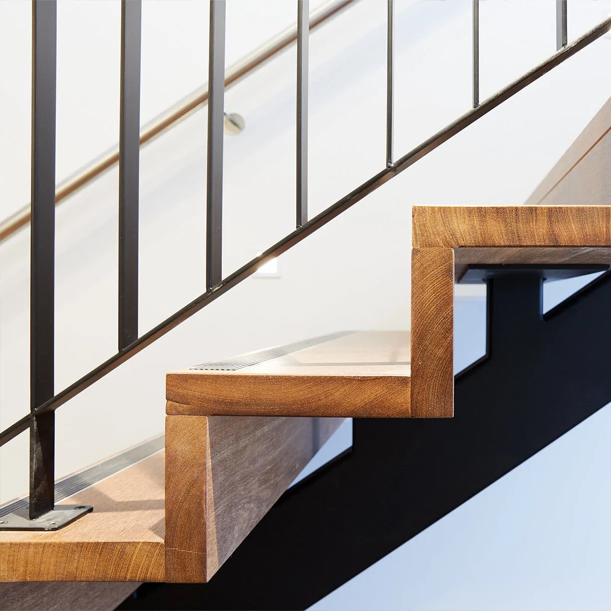 Luxury Straight Staircase with Oak Steps Ideal Aluminum Railing Home Projects