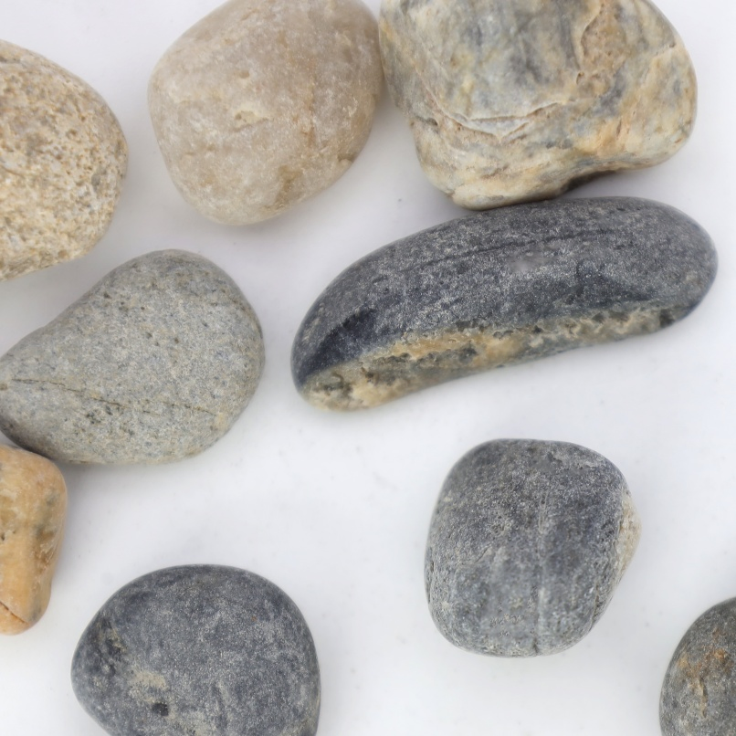 Colored Pebble for Durable Aquarium Decoration and Water Treatment Purposes