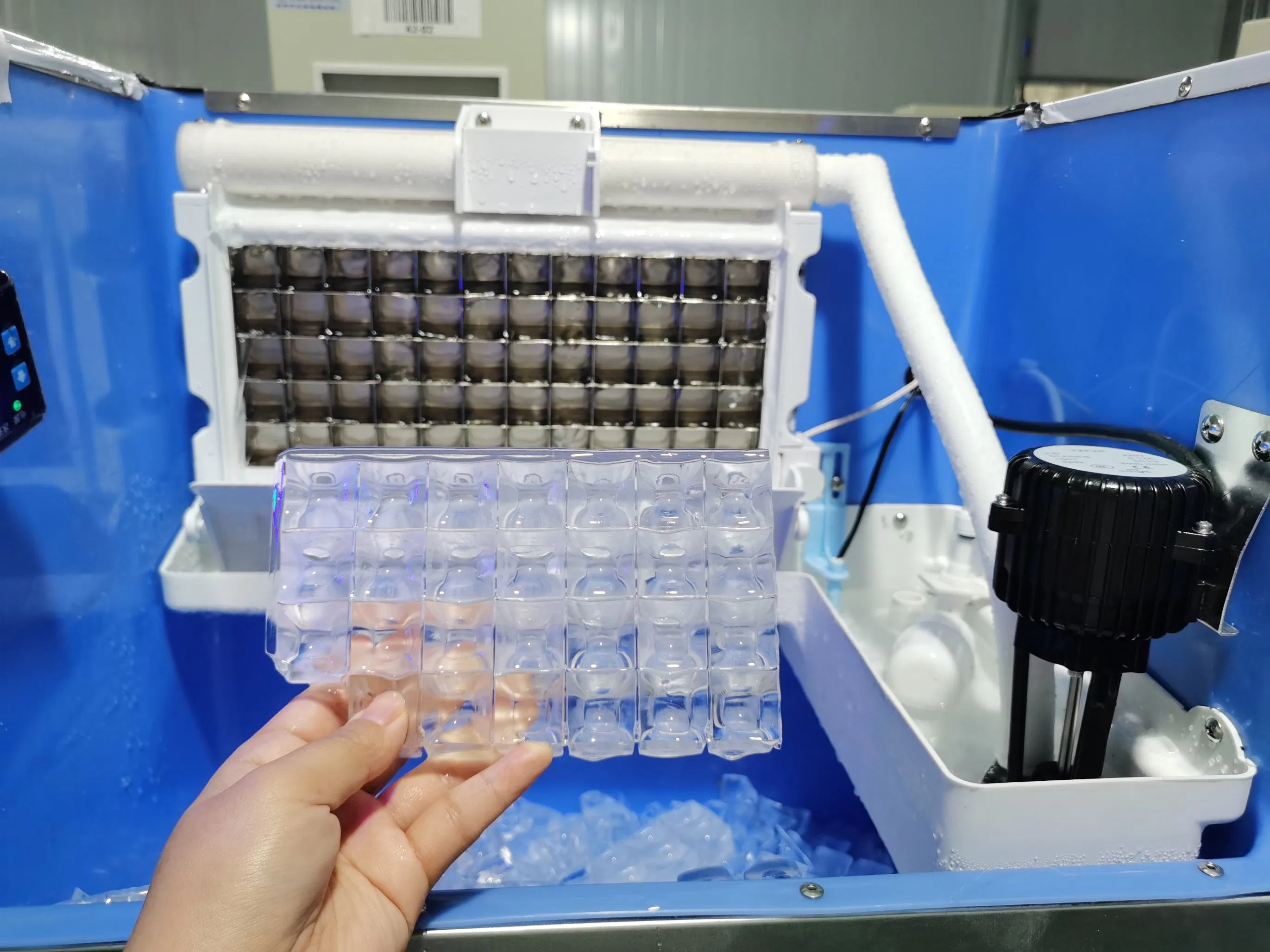 Compact Cube Ice Maker - SUS304 Stainless Steel and ABS Plastic Design