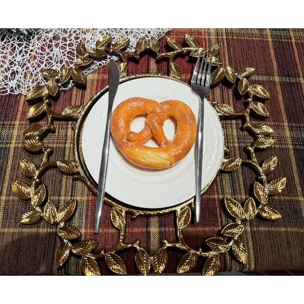 Elegant Presentation Hollow Wreath Design Disposable Plastic Light Industrial Charger Plate