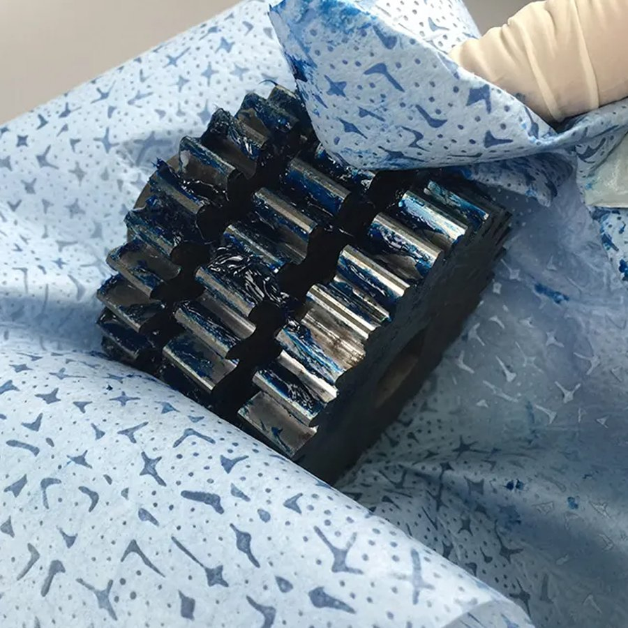 Meltblown Nonwoven Oil Absorbing Wipes Microfiber Printhead Glasses Cloth Roll Industrial Cleaning Wipes