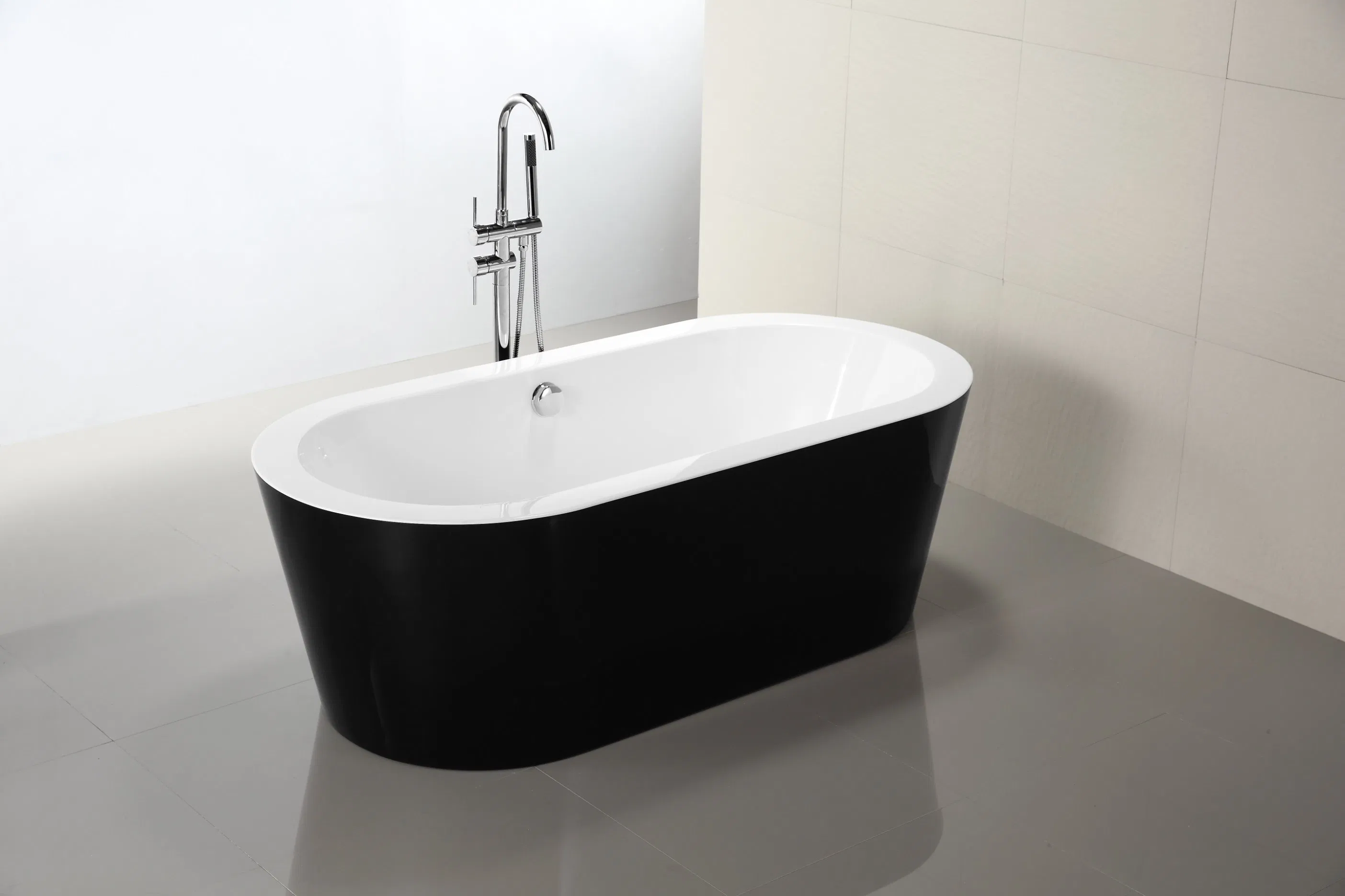 Белая отдельностоящая ванна с краном