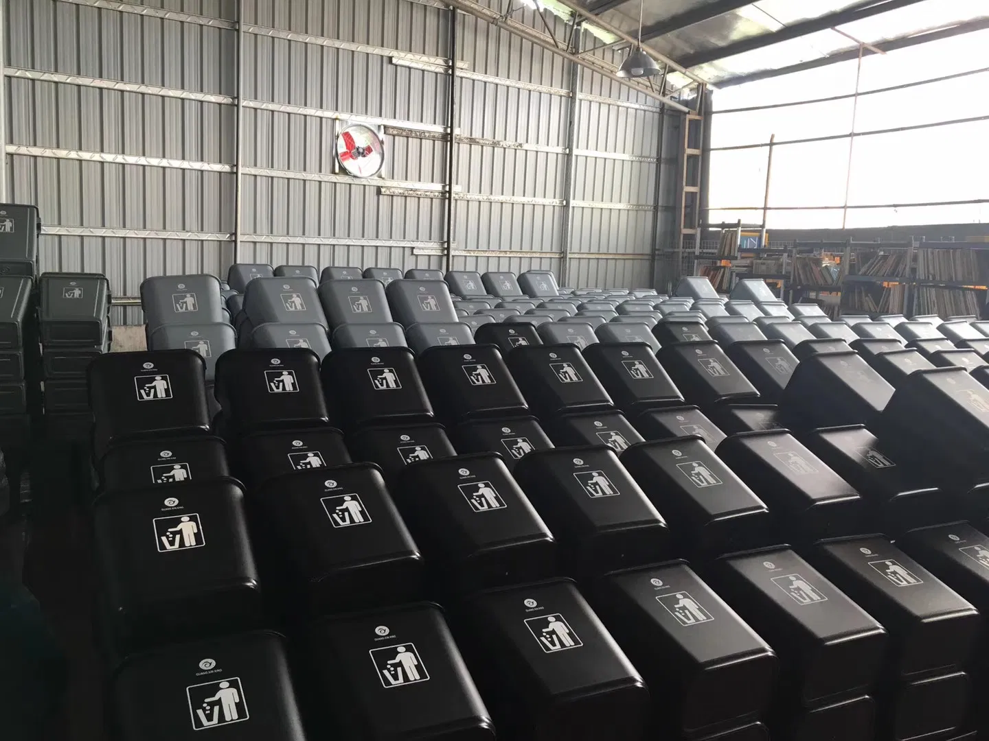 Large Outdoor Plastic Waste Bin with Handle Cover Rubbish Bin for Warehouse