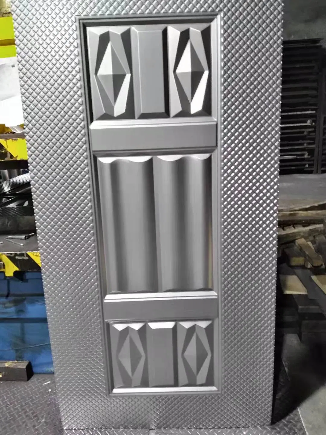 Наружная металлическая дверь с защитной панелью