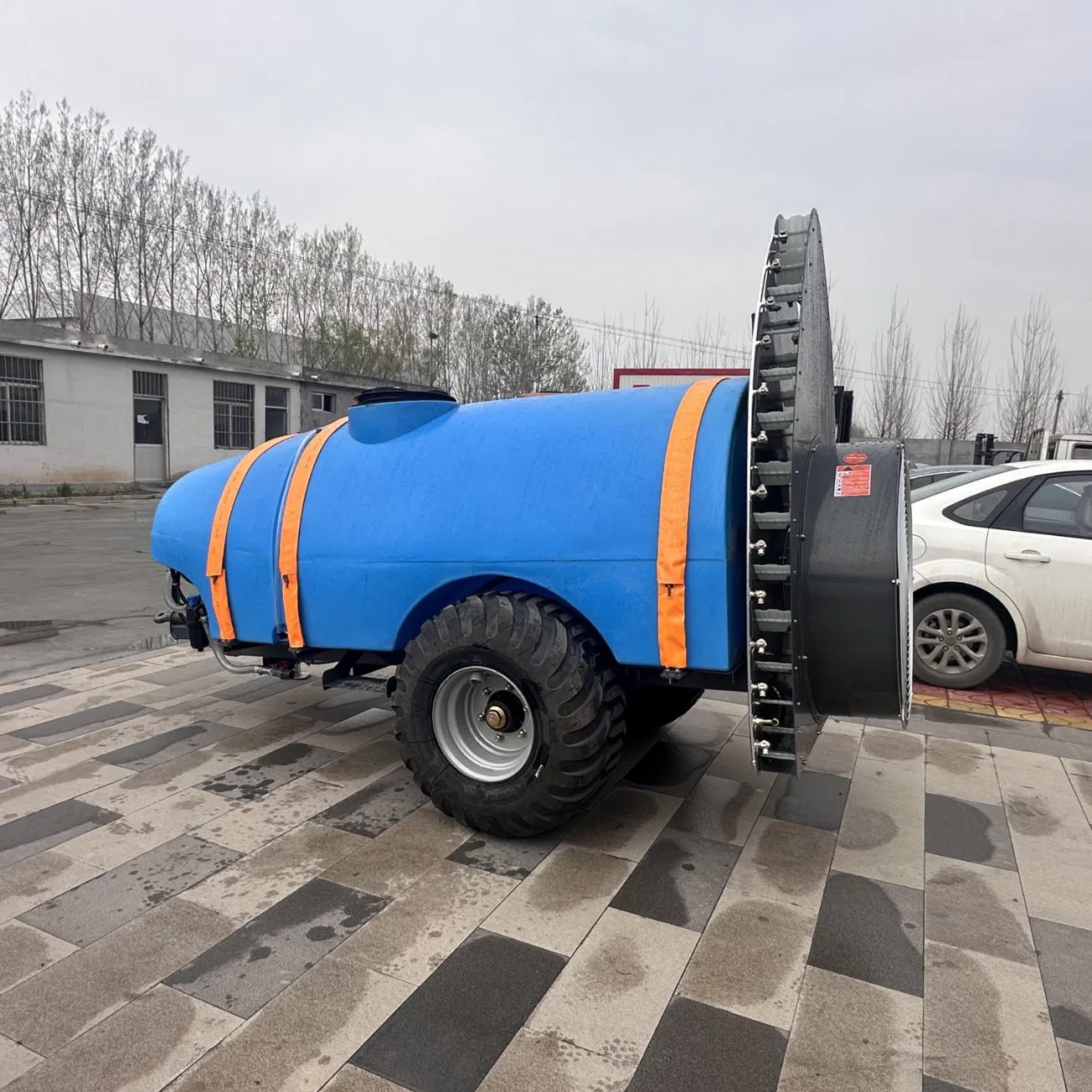 Тракторный опрыскиватель для сада с регулируемым распылением