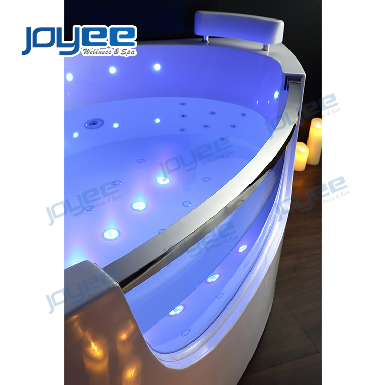 Угловая гидромассажная ванна для двоих с остеклением