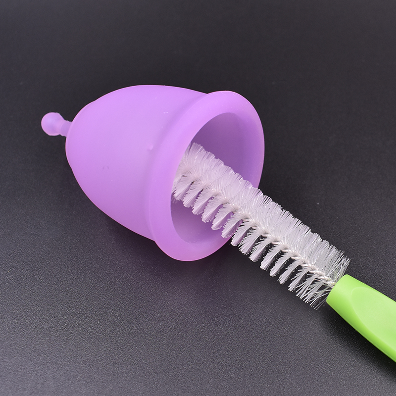 Щётка для менструальной чаши с бамбуковой щетиной и деревянной ручкой