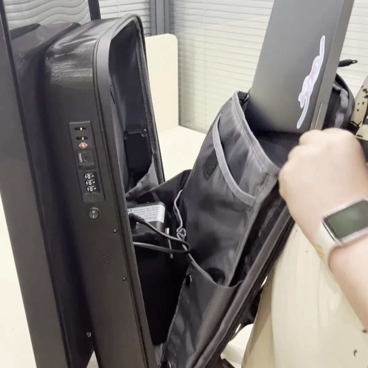 21.5 32 Inch Android Portable Digital Signage Billboard with 1000nit High Brightness Touch Screen for Mobile Advertising