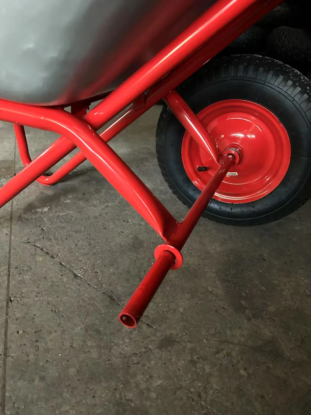 Heavy Duty Russia Double Wheel of Wheelbarrow Wb5009s Galvanized Tray Wheelbarrow Manufacturer