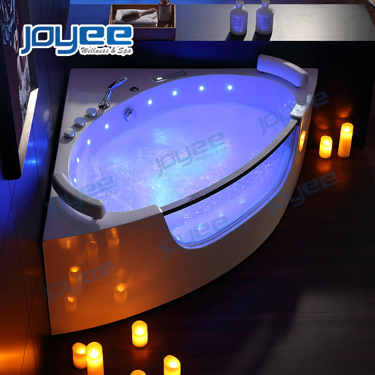 Угловая гидромассажная ванна для двоих с остеклением