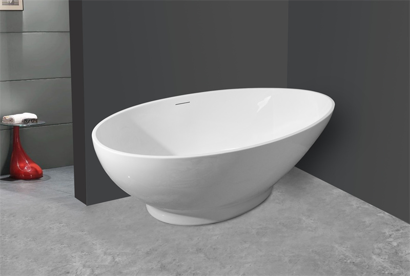 Стильная отдельностоящая акриловая ванна с широким бортом
