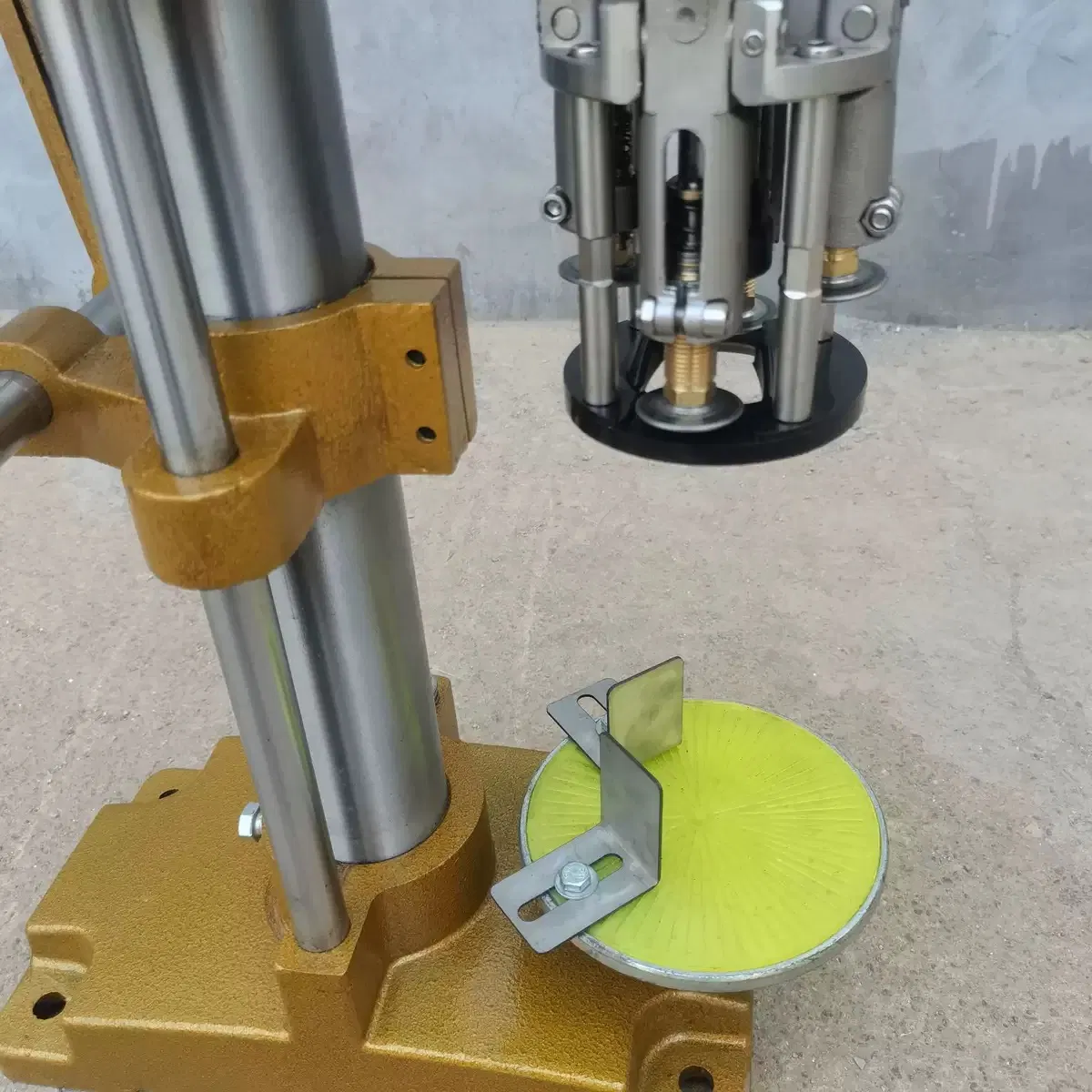 China Manufacture Aluminum Cap Seal Machine for Glass Bottle