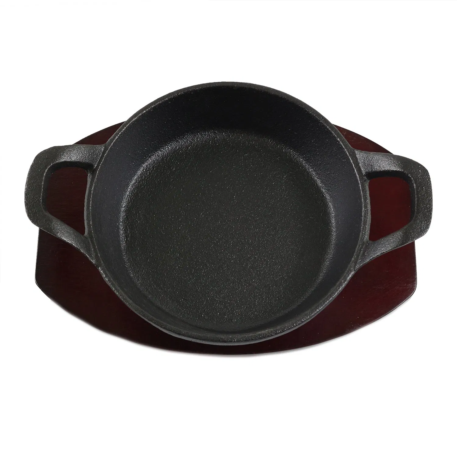 Чугунная сковорода с деревянной подставкой, предварительно прокаленная