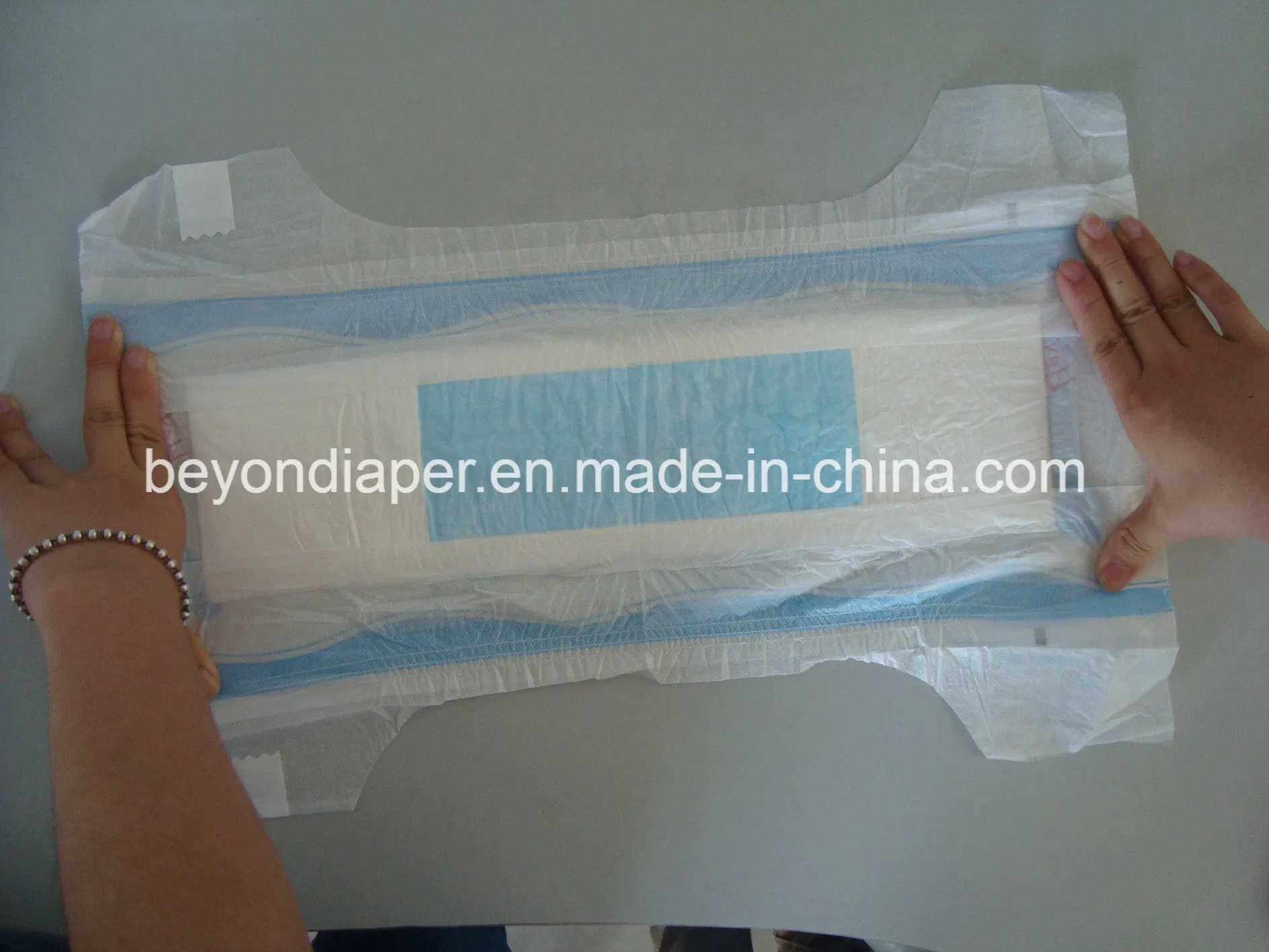 Cloth-Like Baby Diaper with Magic Tape and Blue Adl in The Middle