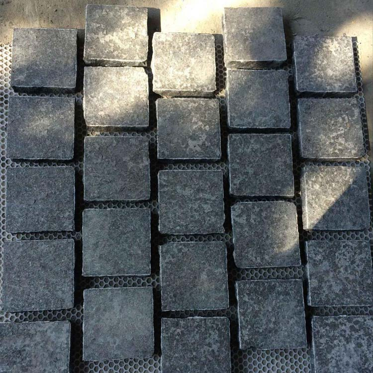 Natural Split Finish Offset Shape Black Basalt Stone Mesh Paving for Backyard Pavers