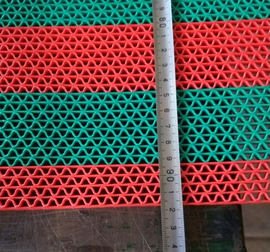 China Factory Direct Supply Popular Sales Double/Zebra Color Wash Room/Swimming Pool Use PVC S/Z Mesh Snake Mat in Rolls for Kitchen