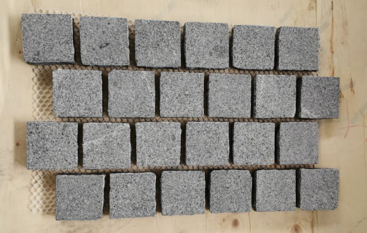 Natural Grey Granite Cube Stone with Nesh Cobble Paving Stone Outdoor