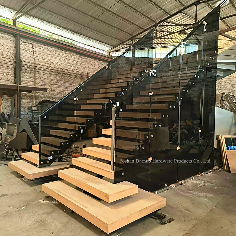 L Shape Solid Wood Straight Metal Staircase with Tempered Glass Railing Design