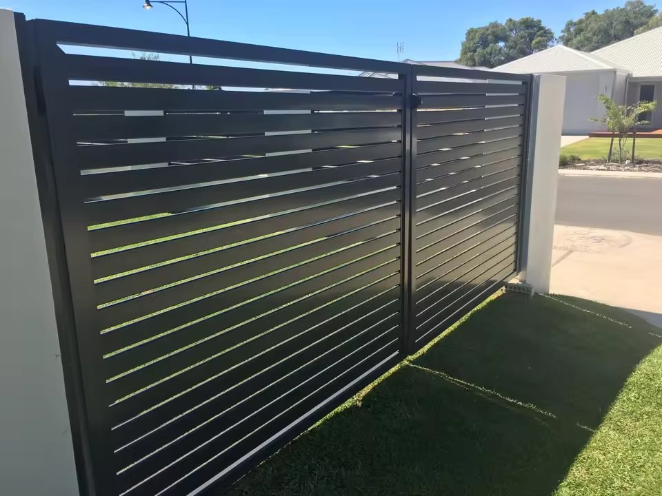 Aluminum Fence with Curved Top for Elegant Look