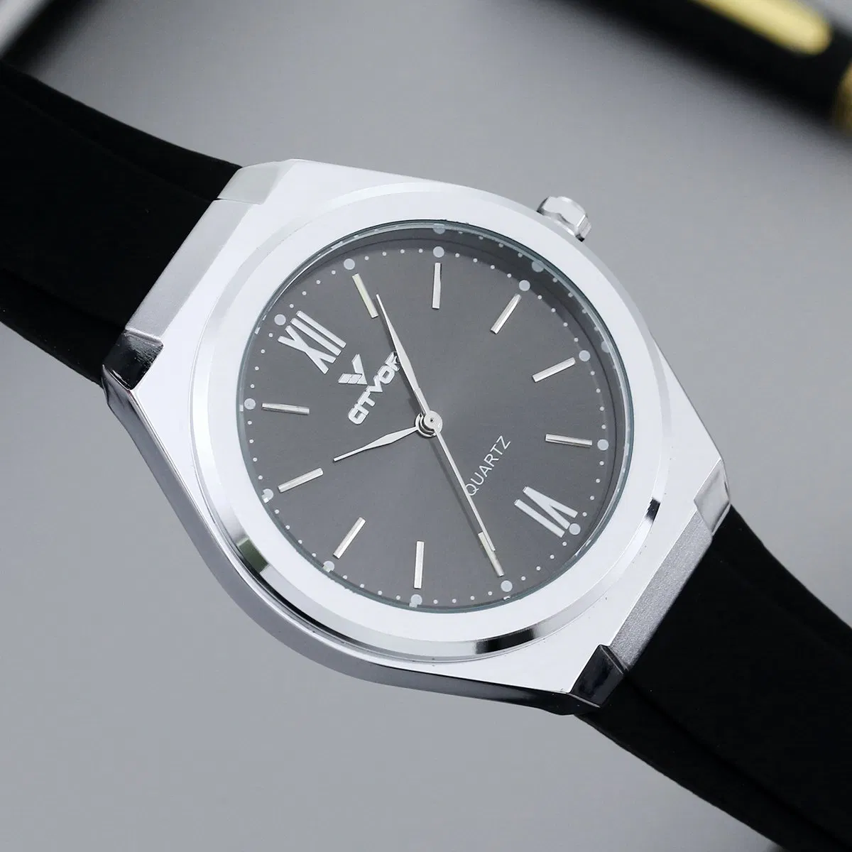 Brand Hot Sale Sport Waterproof Silicone Strap Lady Watch Couple Watch