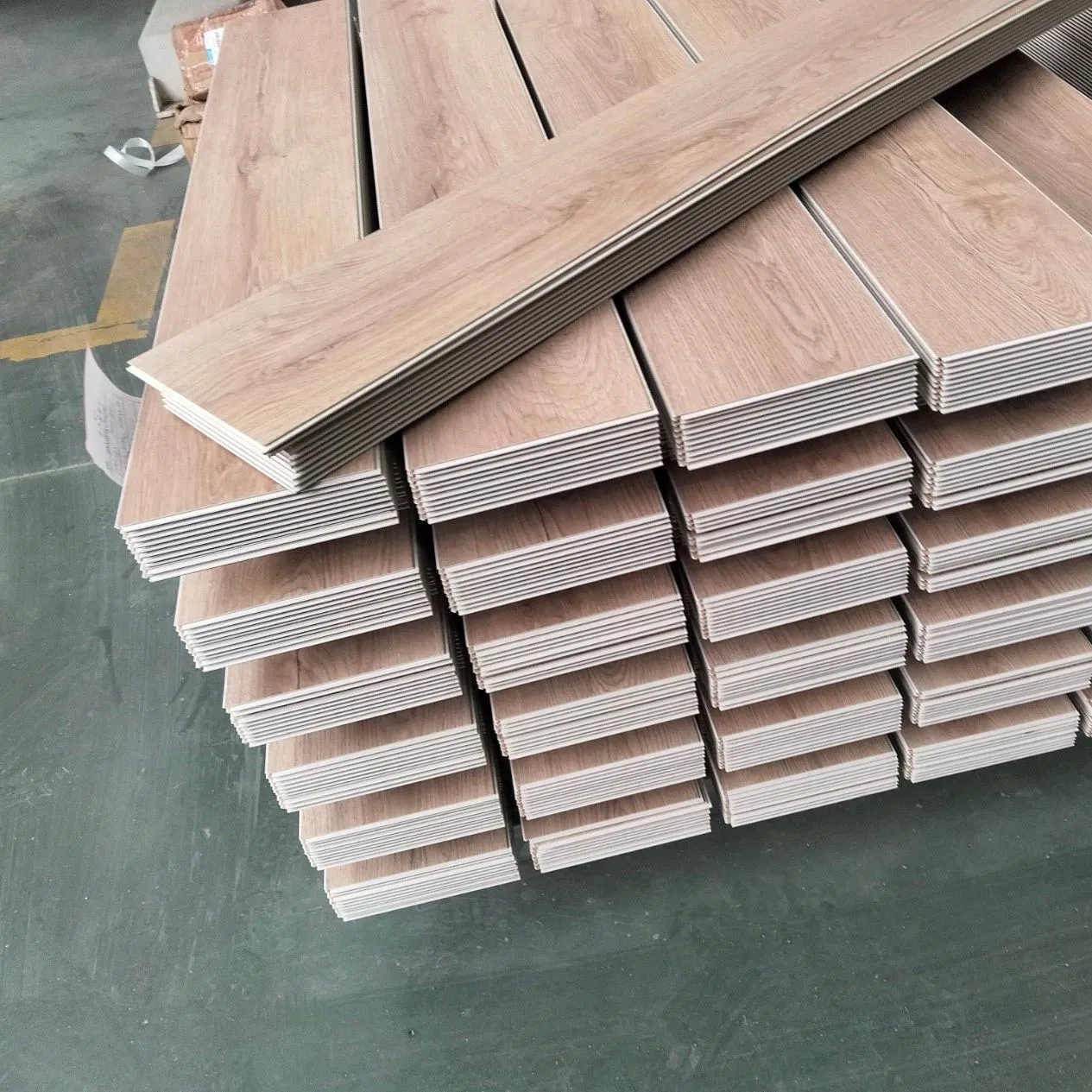 Водостойкий SPC ламинат 4 мм, дерево