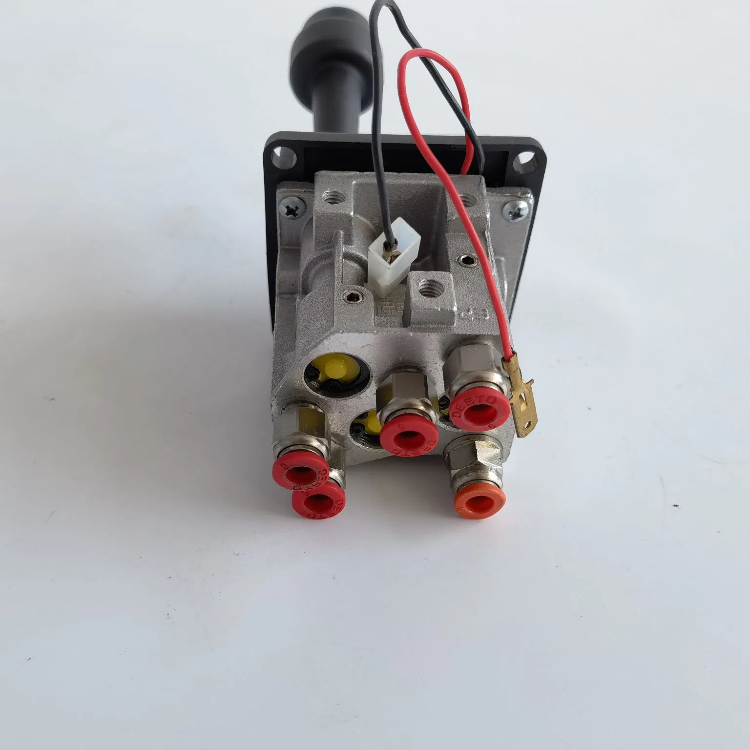 Пневматический ручной клапан управления для самосвала