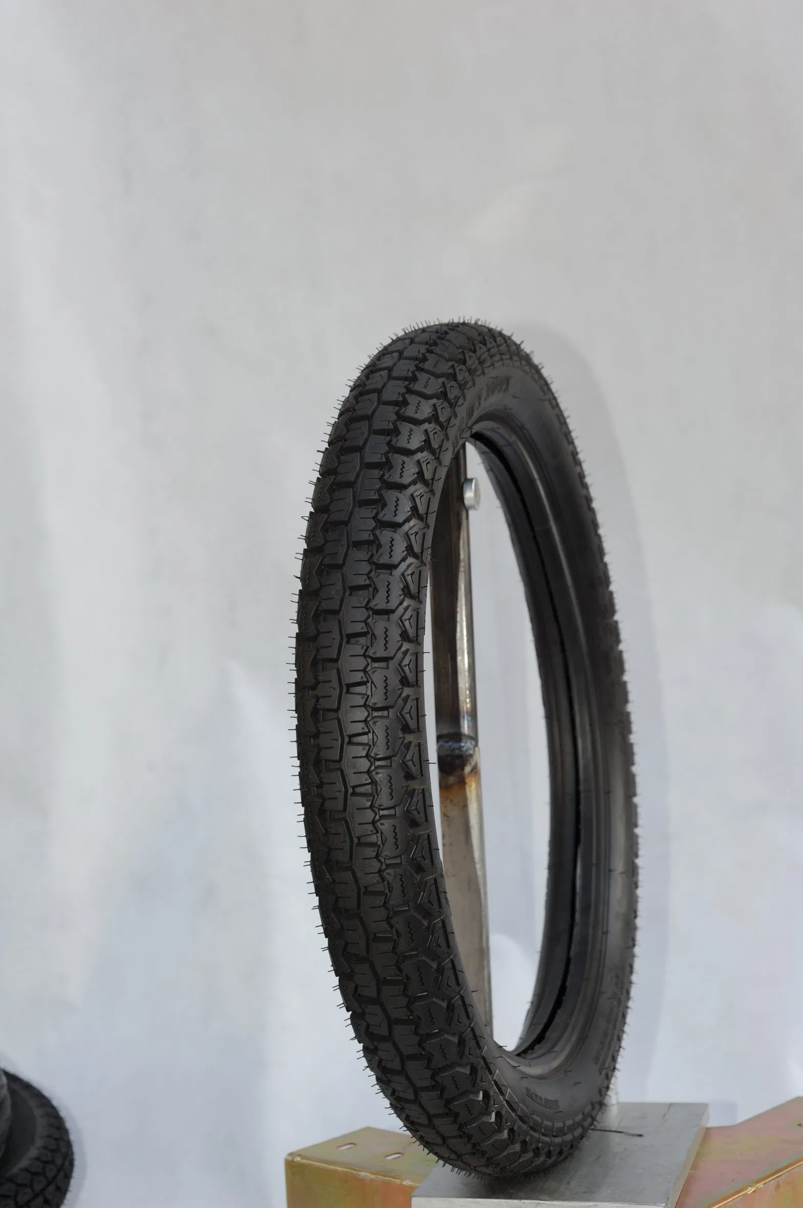 Мотошина высокого качества 250-17, 275-17, 275-18, 300-17, 300-18, 325-16, 350-17, 350-18