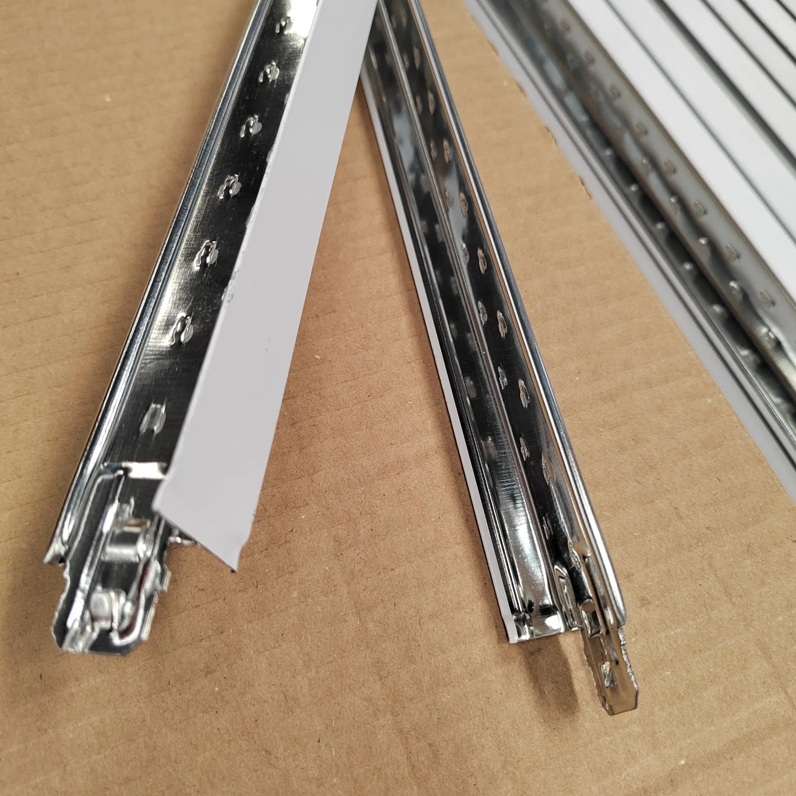 Manufacturer Light Keel Structure Construction 3D Grooved Tee Grid Baking Finish Channel