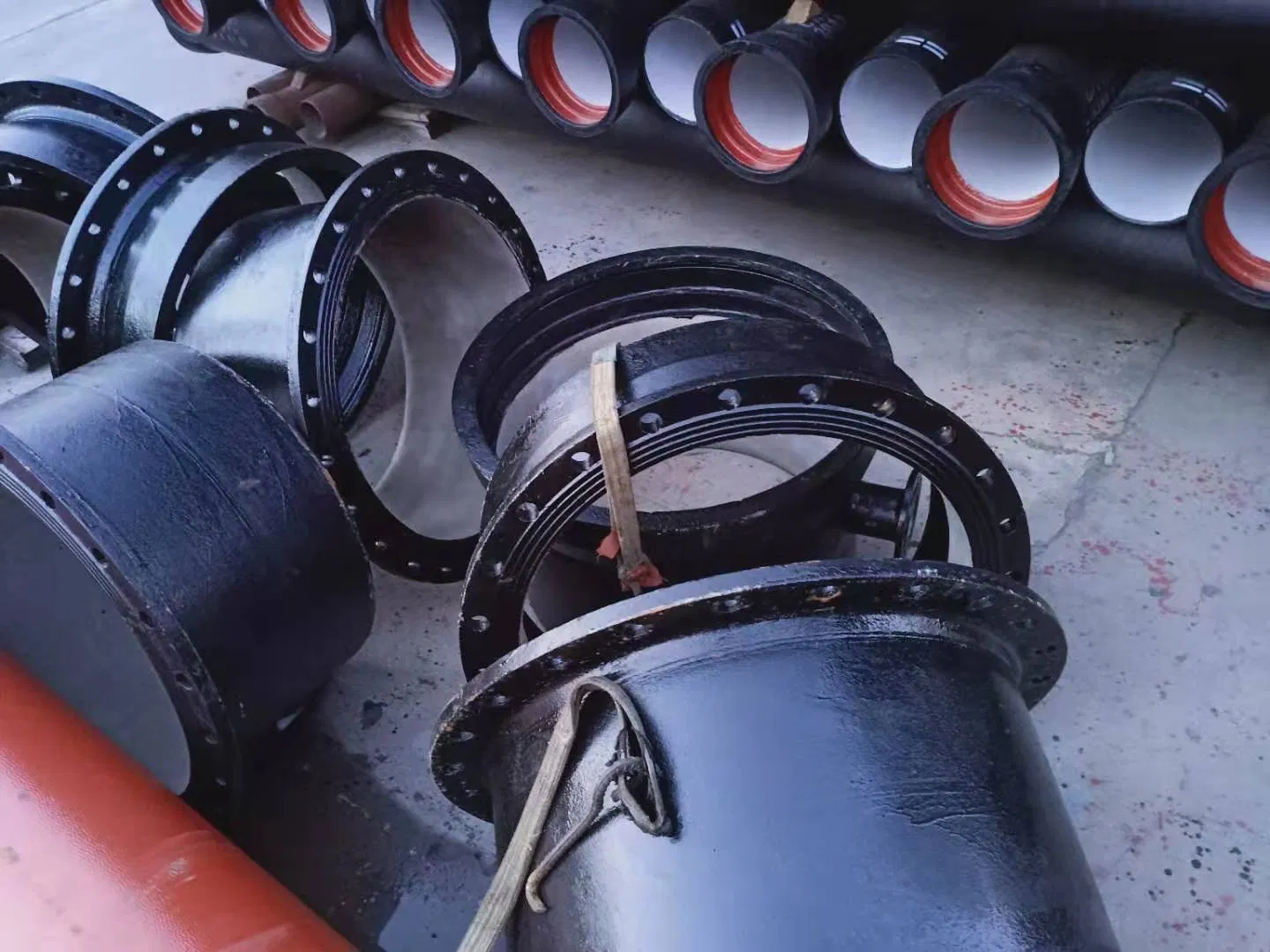 Ductile Iron Spigot Fitting with Integrated Restraint System