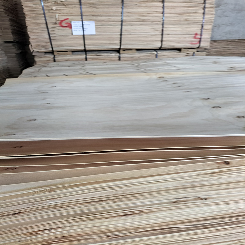 Thickness OEM Pine Wood Rotary Cutting 2520mm * 1270mm Grade Cc Pine Veneer for Plywood