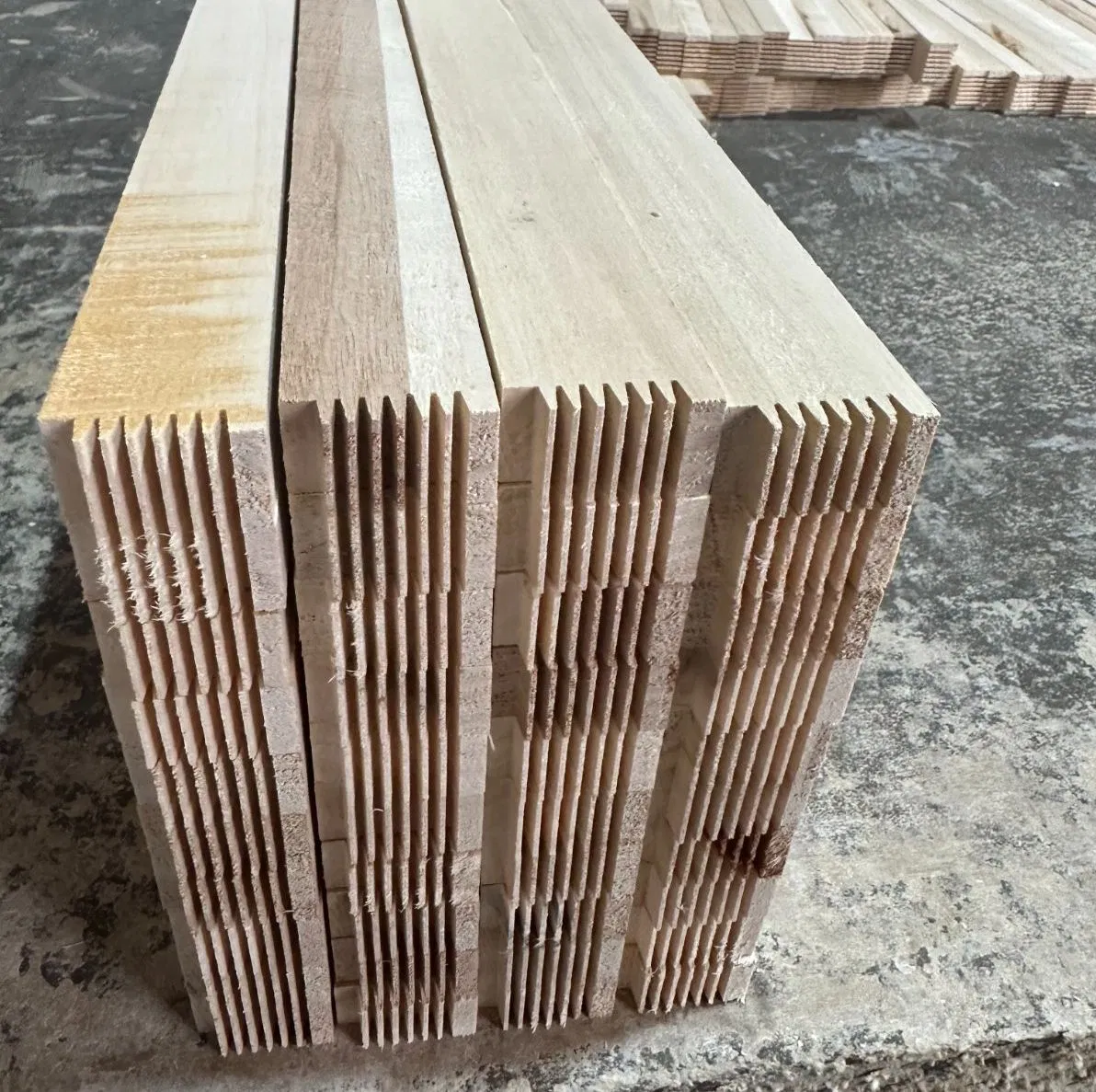 Radiata Pine Finger Jointed Boards Paulownia Wood Building Materials Mouldings Production 16FT 20FT
