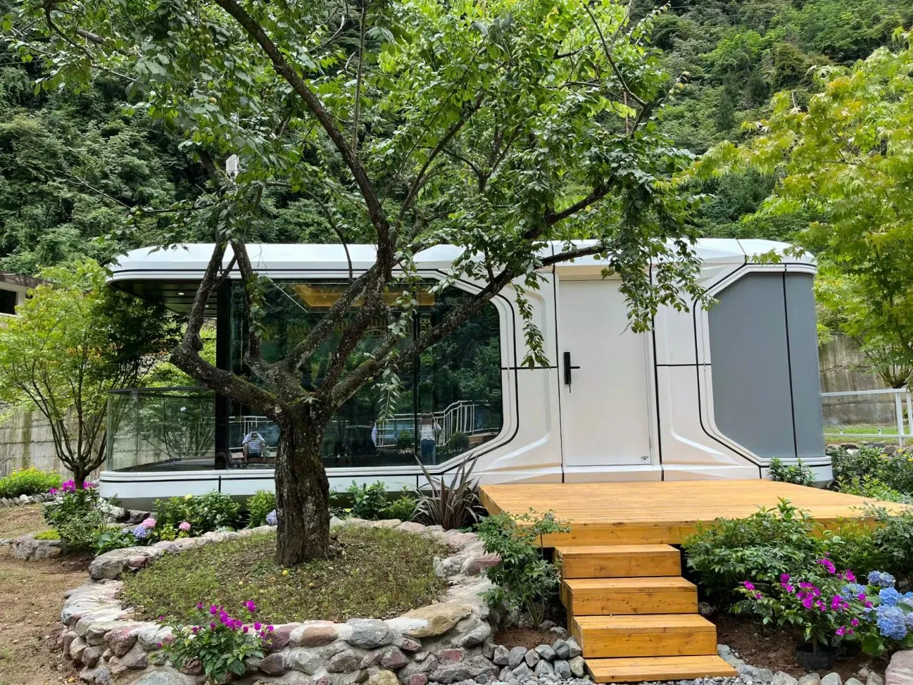 Contemporary Space Capsule Mobile Home for Eco-Conscious Travelers