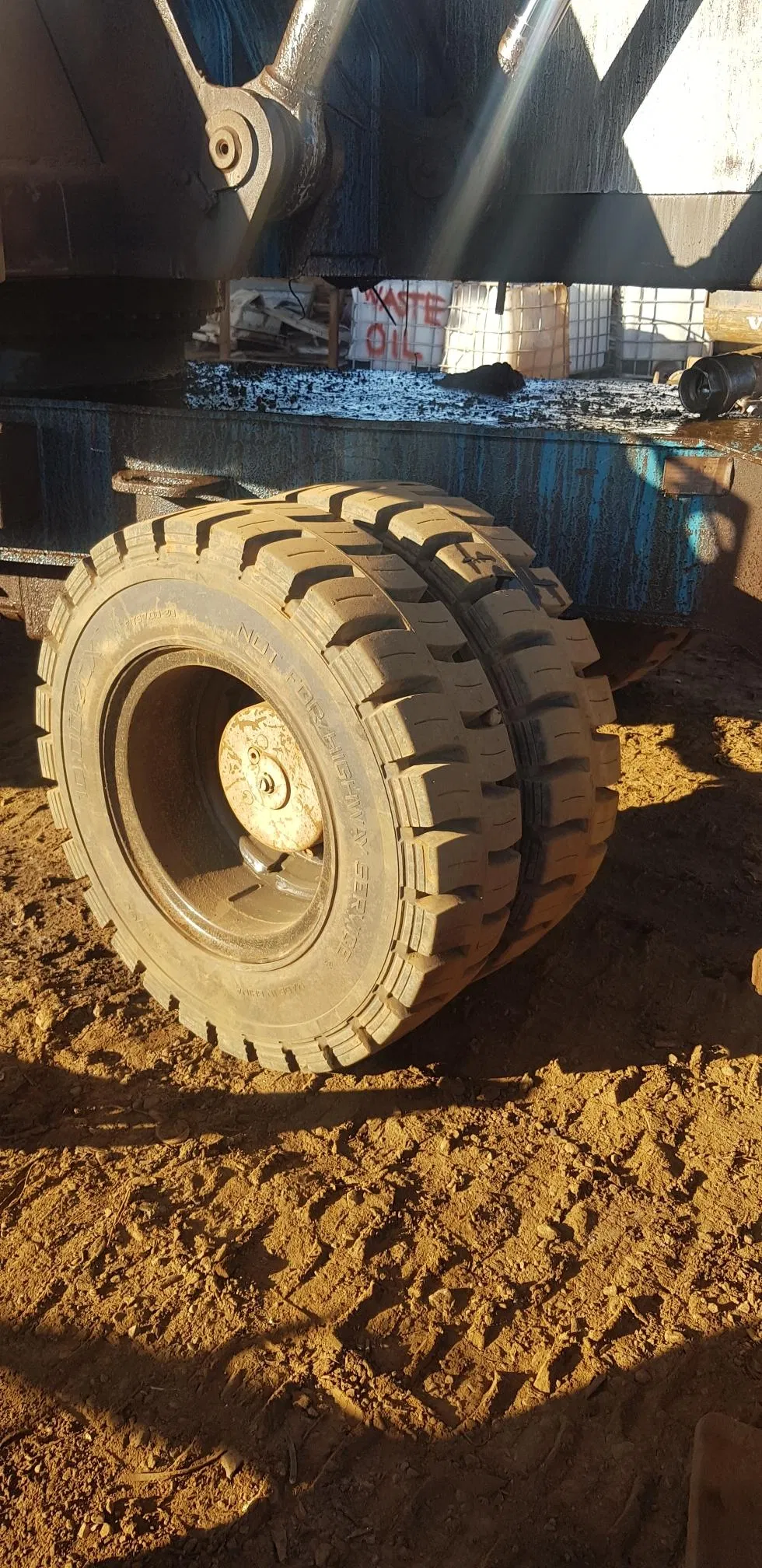 Anygo 10.00-20 XZ06 Solid Tire with Rim for Terex MHL340 Material Handler and Heavy-Duty Forklifts