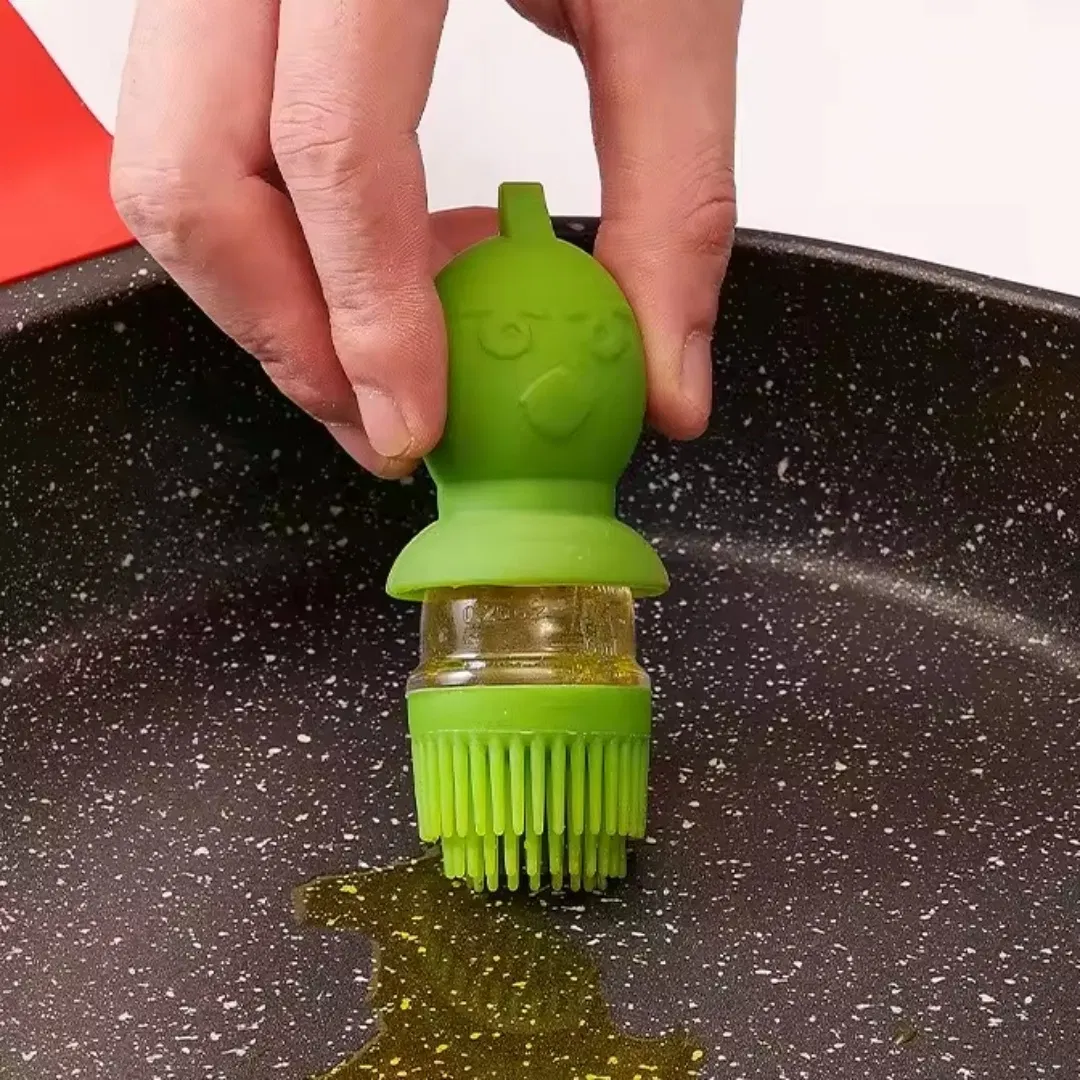Glass Oil Bottle with Integrated Silicone Brush for Effortless Oil Application on Food