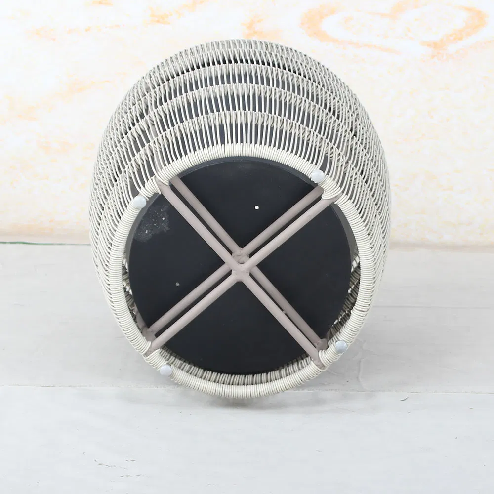 Белая плетёная мусорная корзина на колёсах