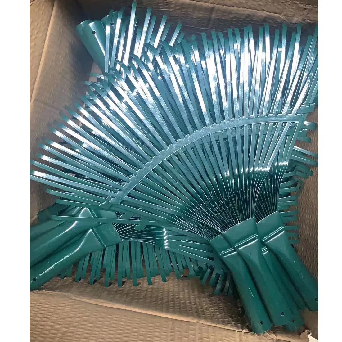 Green Color Popular Use 9t-22t Lawn Rake