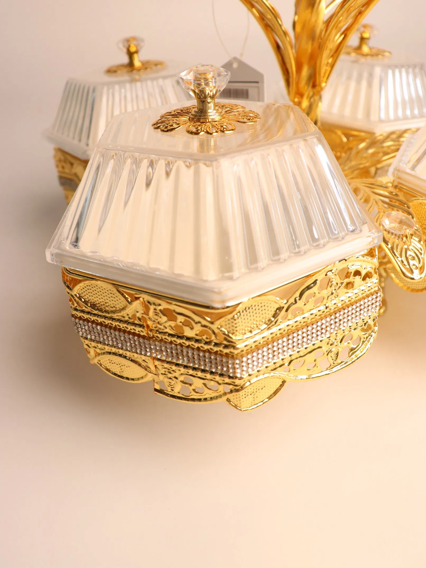 Elegant Fruit Tray with Gilded Ironwork and 4 Plastic Bowls