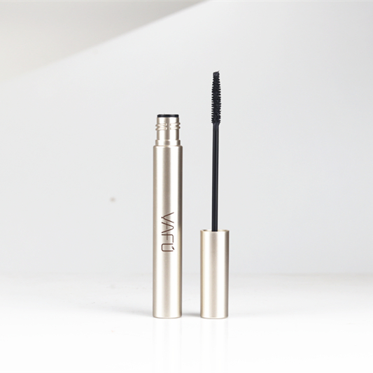 High Definition Eyelash Curler and Glitter Mascara for Stunning Eyes