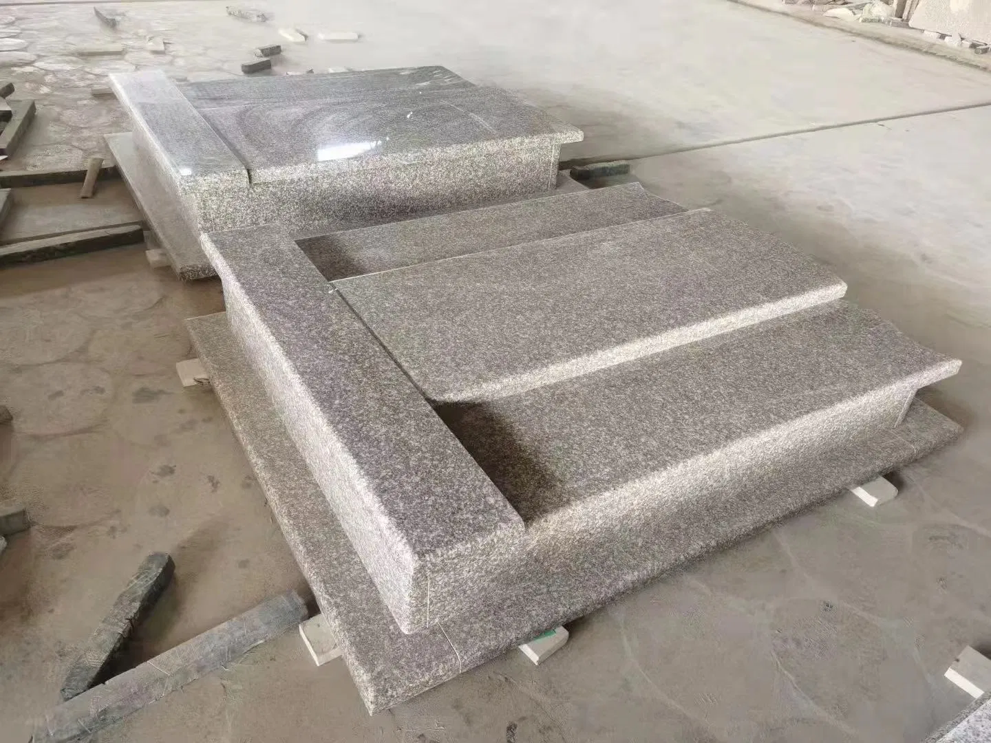 Custom Design Popular Granite Tombstone for Poland Style